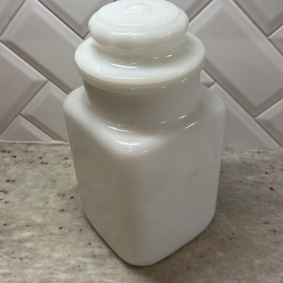 Vintage Milkglass container with oranges - Picture 4 of 6